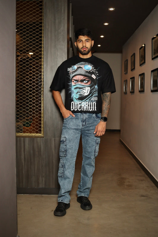 Jean cargo azul claro y camiseta caballero