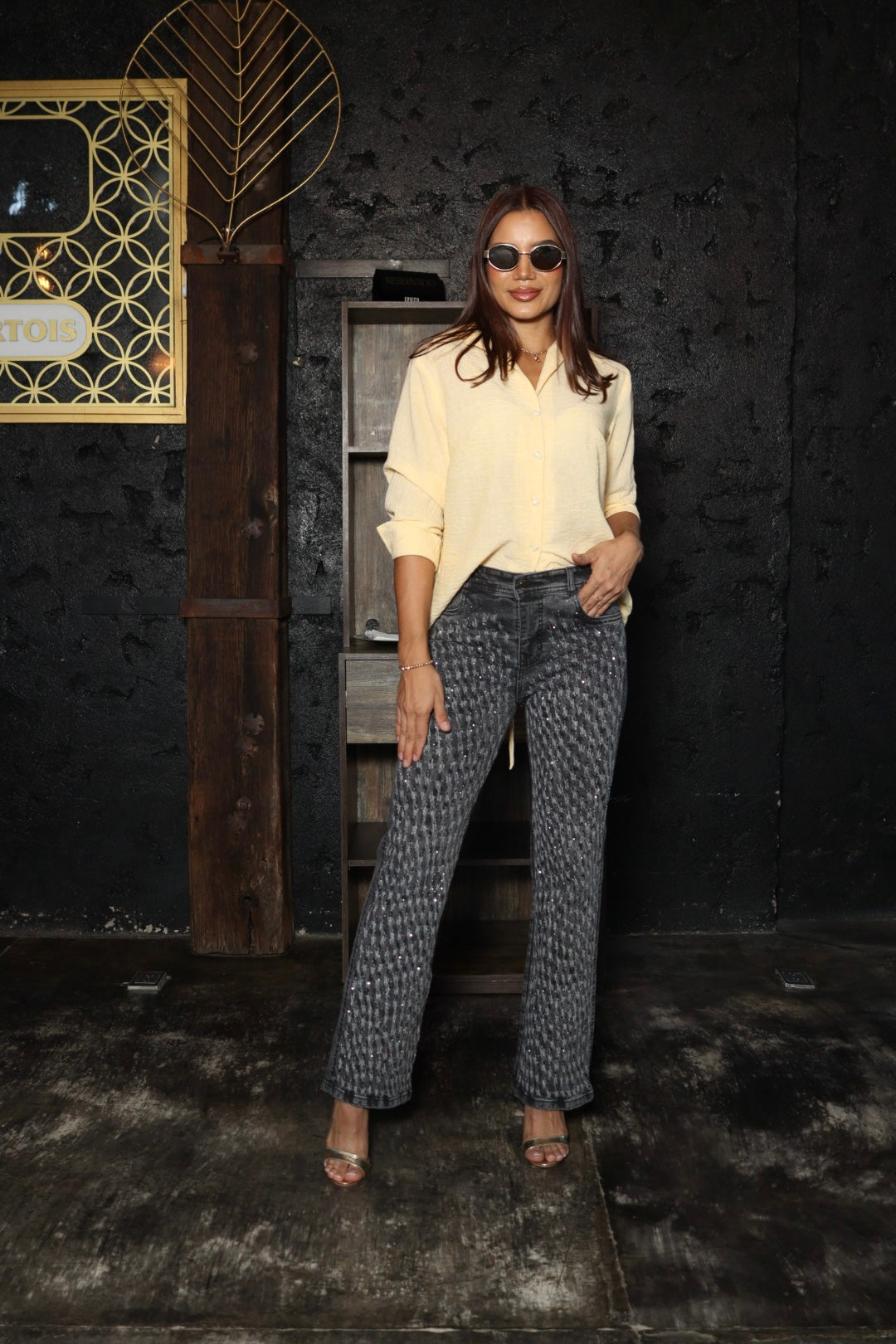 Jean gris straight fit pedrería