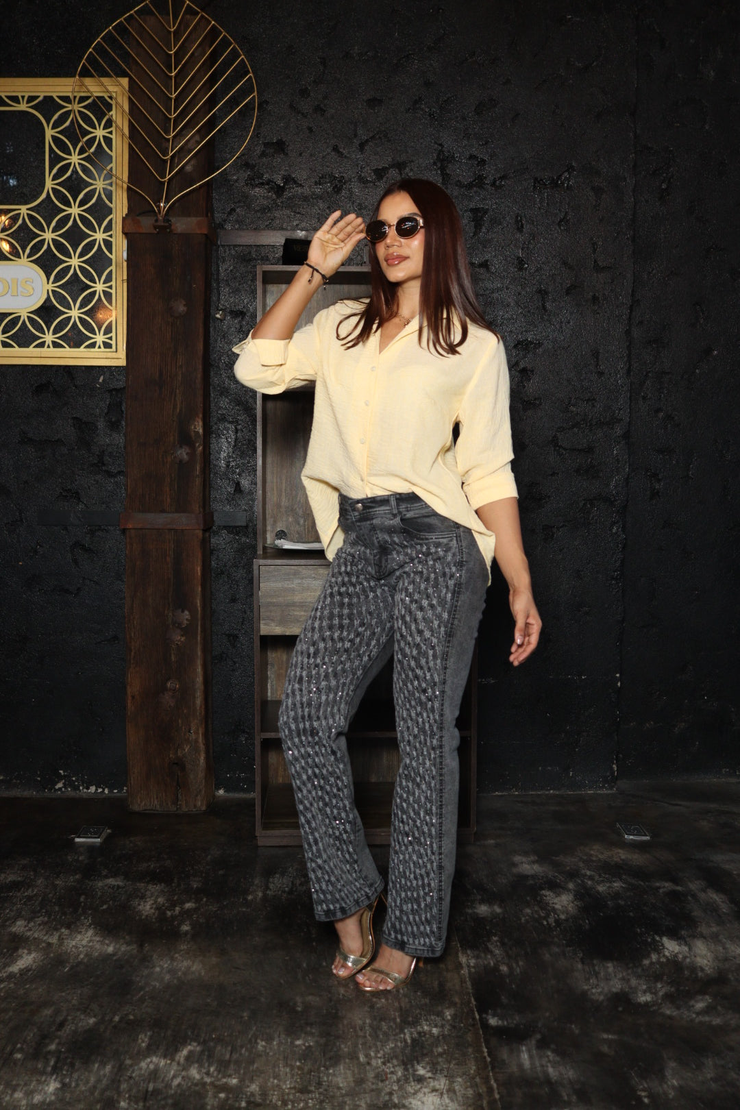 Jean gris straight fit pedrería